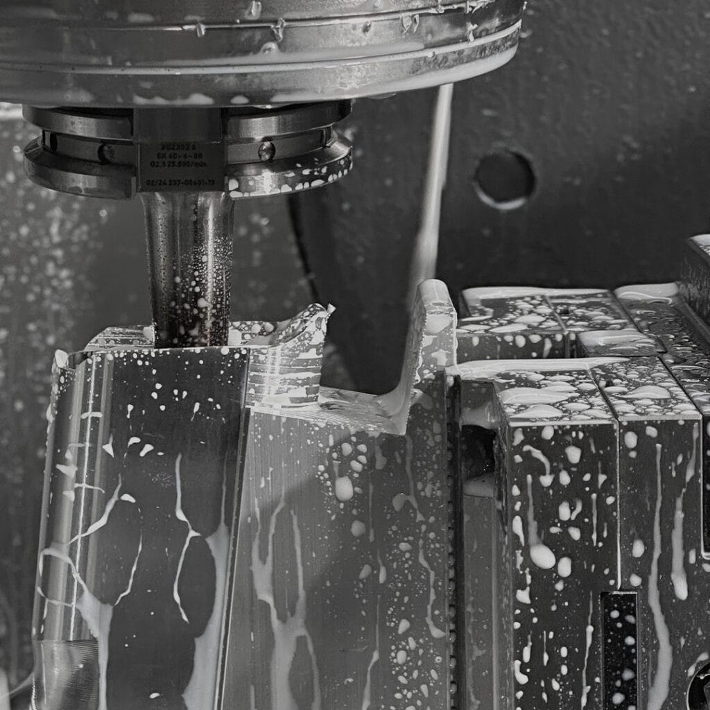 CNC-frezen van aluminium met koelvloeistof